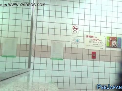 Fetish oriental pees in toilet